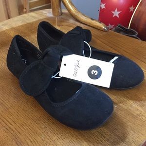 For sale is a pair of girls shoes size 3